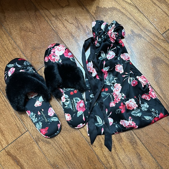 Victoria’s Secret satin plush floral slippers and bag size M - Picture 1 of 5